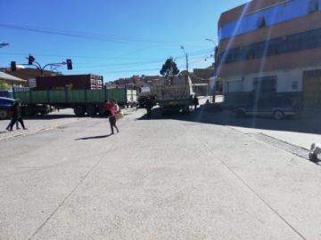 Vehículos pesados bloquean calles.