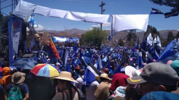 Esperan el inicio del acto.