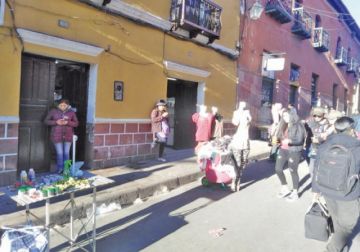 Algunos comerciantes venden en las calles de la ciudad.