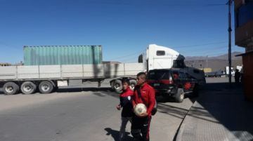 Vehículos pesados bloquean calles.