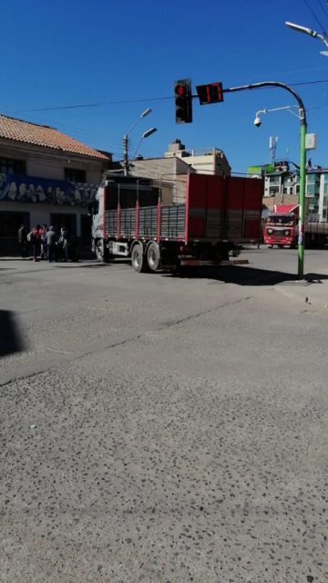 Vehículos pesados bloquean calles.