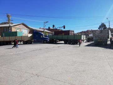 Vehículos pesados bloquean calles.