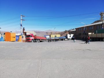 Vehículos pesados bloquean calles.