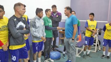 El estratega saluda a los jugadores.