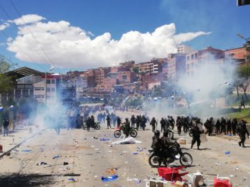 Los policías usaron agentes químicos para evitar que avance la gente hacia la tarima.