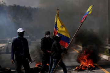 Decenas de personas participan en el décimo día de protestas contra el Gobierno.