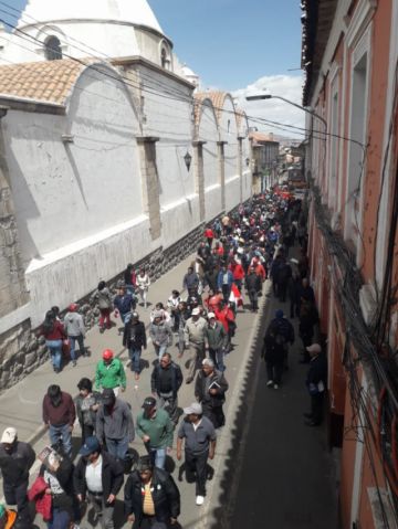 Marchas por las calles hasta la plaza 10 de Noviembre.