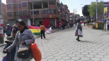 Las calles bloqueadas y la gente camina.