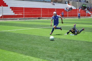 La delantera Cruz durante la jugada de su segunda gol.