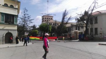 Las calles bloqueadas y la gente camina.