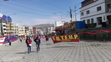 Las calles bloqueadas y la gente camina.