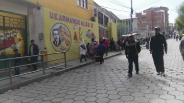 Las calles bloqueadas y la gente camina.