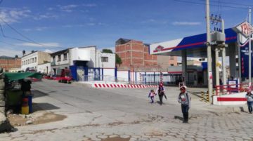 Las calles bloqueadas y la gente camina.