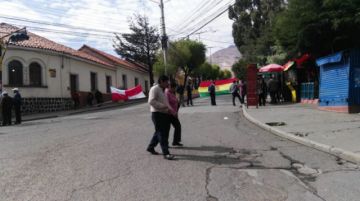Las calles bloqueadas y la gente camina.
