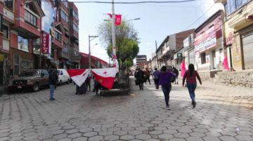 Las calles bloqueadas y la gente camina.