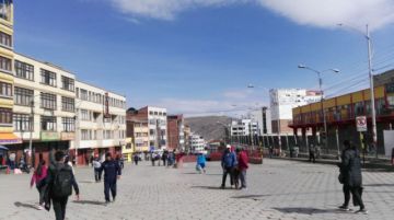 Las calles bloqueadas y la gente camina.