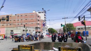 Las calles bloqueadas y la gente camina.