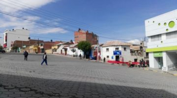 Las calles bloqueadas y la gente camina.