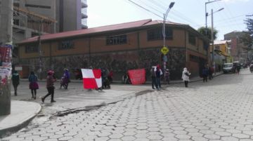 Las calles bloqueadas y la gente camina.