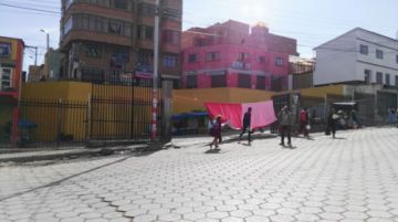 Las calles bloqueadas y la gente camina.