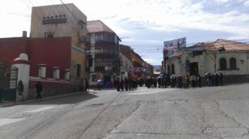 Las calles bloqueadas y la gente camina.
