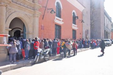 La alta demanda que tienen algunos colegios genera filas.