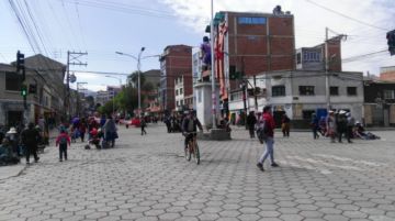 Las calles bloqueadas y la gente camina.