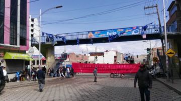 Las calles bloqueadas y la gente camina.