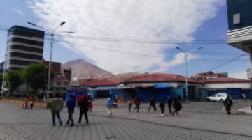 Las calles bloqueadas y la gente camina.