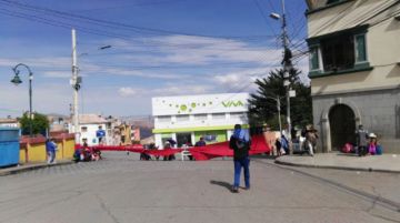 Las calles bloqueadas y la gente camina.
