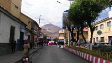 Las calles bloqueadas y la gente camina.