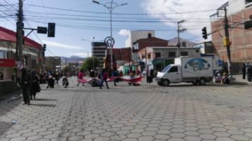 Las calles bloqueadas y la gente camina.