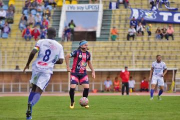 Regis de Souza (d) trata de eludir a su rival.