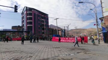 Las calles bloqueadas y la gente camina.