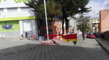 Las calles bloqueadas y la gente camina.