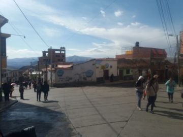 La gente se moviliza rumbo al cabildo.