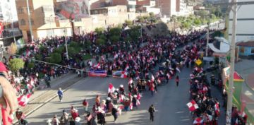 La marcha ocupa decenas de cuadras.