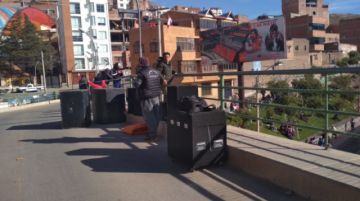 La gente se moviliza rumbo al cabildo.