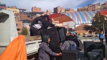 La gente se moviliza rumbo al cabildo.