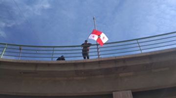 La gente se moviliza rumbo al cabildo.