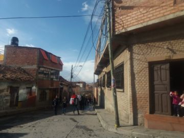 La gente se moviliza rumbo al cabildo.