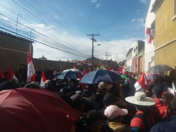 La gente se moviliza rumbo al cabildo.