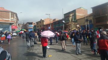 La gente se moviliza rumbo al cabildo.