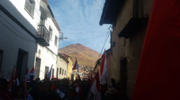 La gente se moviliza rumbo al cabildo.