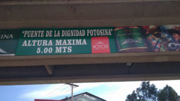 La gente se moviliza rumbo al cabildo.