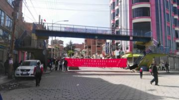 Hay bloqueos en las calles, gente camina ante la falta de motorizados.