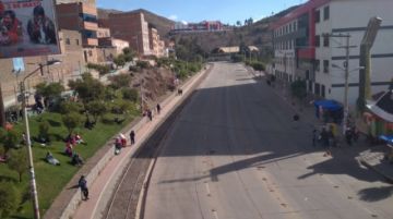 La gente se moviliza rumbo al cabildo.