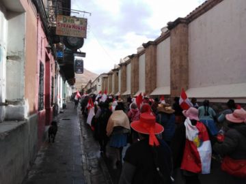 La gente se moviliza rumbo al cabildo.