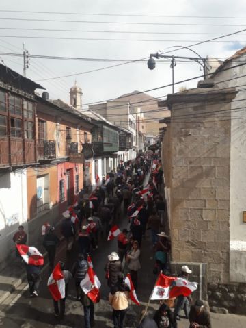 La gente se moviliza rumbo al cabildo.