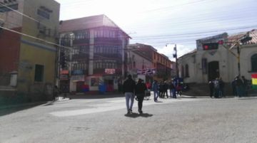 Hay bloqueos en las calles, gente camina ante la falta de motorizados.